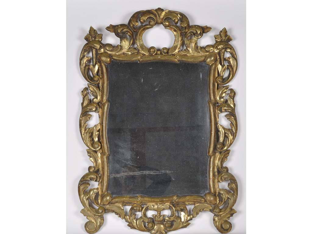 Miroir ajouré en bois sculpté et doré à décor de rinceaux feuillagés. Travail italien de la fin du XVIIIème siècle. (Redoré et parties restaurées). Dim : 89 x 62 cm.