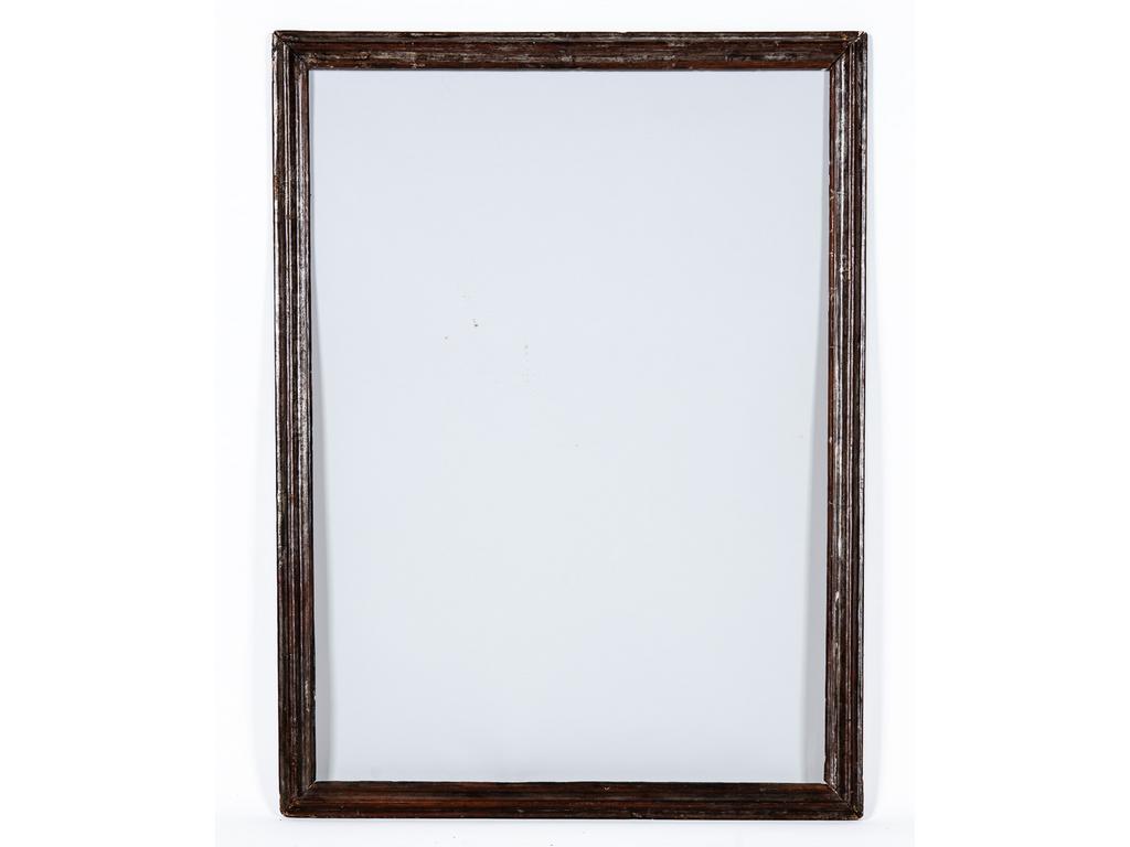 Cadre en bois mouluré et argenté. Epoque fin XVIIIème siècle. (Eclats). Dim ext : 117 x 88.5 et dim int : 109 x 80.5 cm.