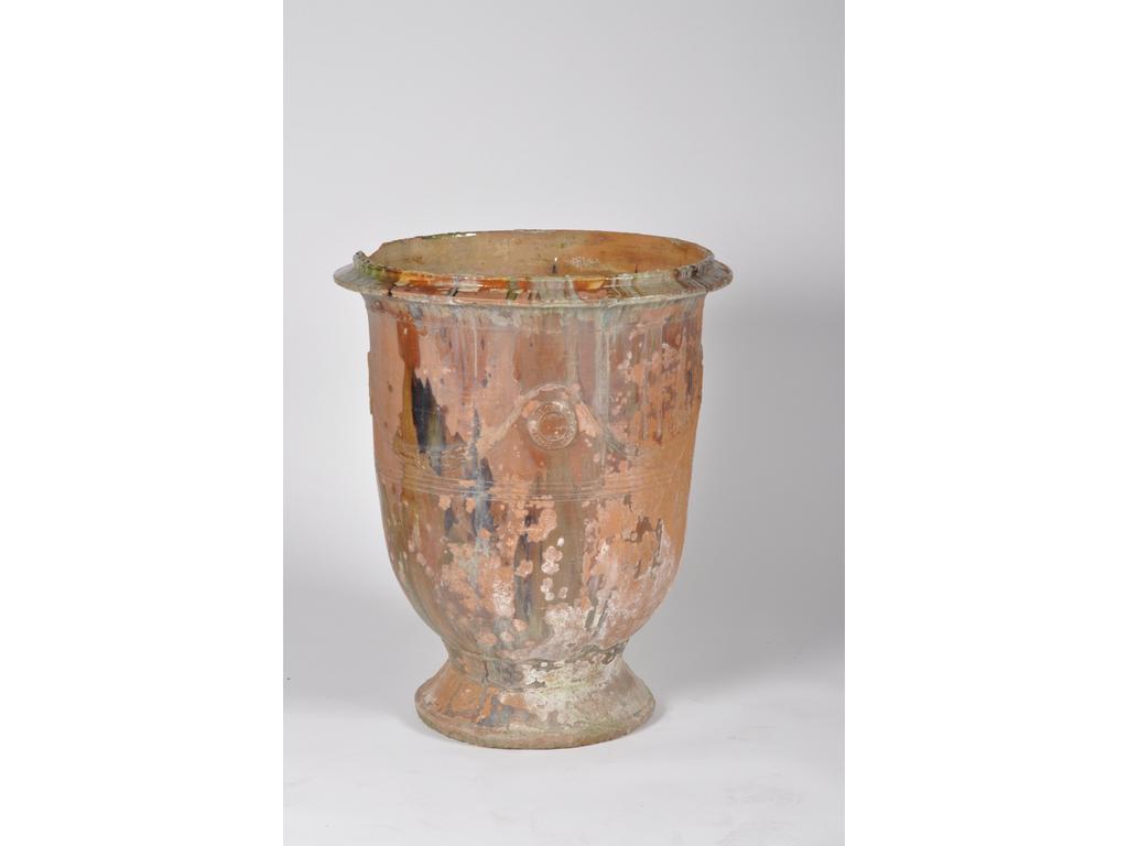 Louis BOURGUET : Jarre en terre cuite d'Anduze émaillée. (Accidents et usures). Hauteur : 96 cm. Diamètre : 80 cm.