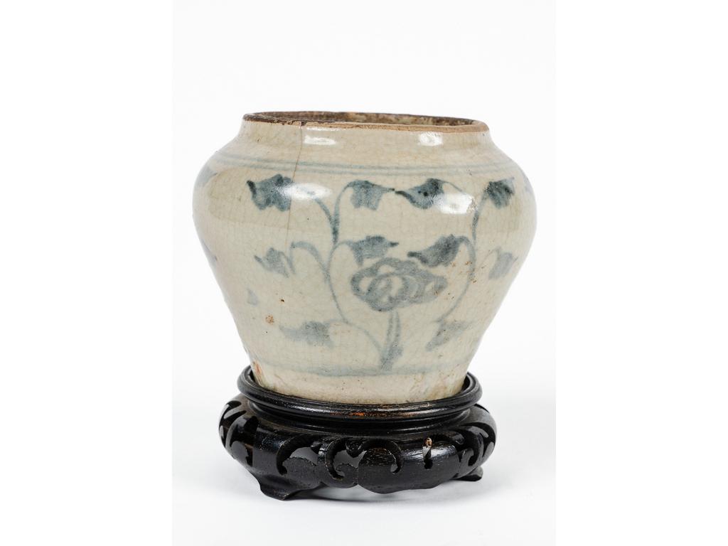 CHINE, Fours de Longquan - Dynastie MING (1368 - 1644), XVE SIECLE : Ensemble en porcelaine à décor en bleu sous couverte comprenant un petit bol à décor de lotus, une petite jarre et une assiette à décor de fleurs stylisées. (Fêlures, éclats) Diam. assiette 25 cm diam. bol 9,9 cm H. jarre 9,2 cm. Expert : Cabinet Portier