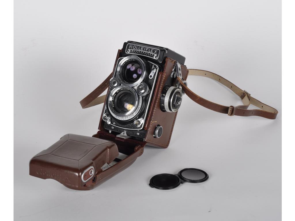 Un appareil photo ROLLEIFLEX 2.8 Planar avec étui. Très bon état.