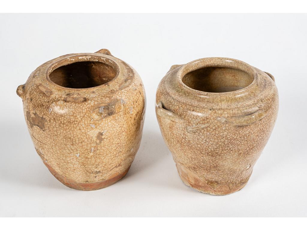 Deux petits vases. Lun avec trois anses, lautre avec quatre anses. Hauteur : 9 cm.