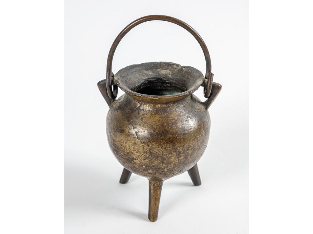 Extrême-Orient : Petit pot en bronze tripode. Hauteur : 11 cm
