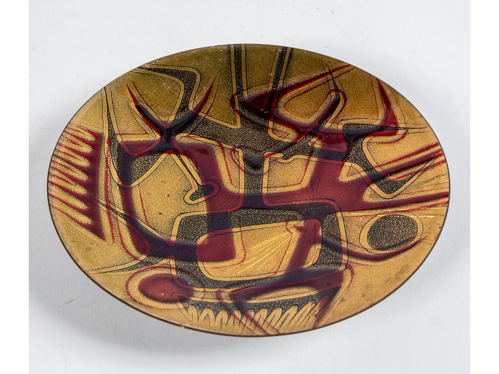 Jules PERRIER (XXème siècle) - Québec : « Hommage à Roberto Matta » Plat circulaire. Epreuve en cuivre émaillé polychrome. Signé Jules PERRIER au revers , le motif abstrait en léger relief. Diamètre : 20 cm. Expert : Emmanuel Eyraud.