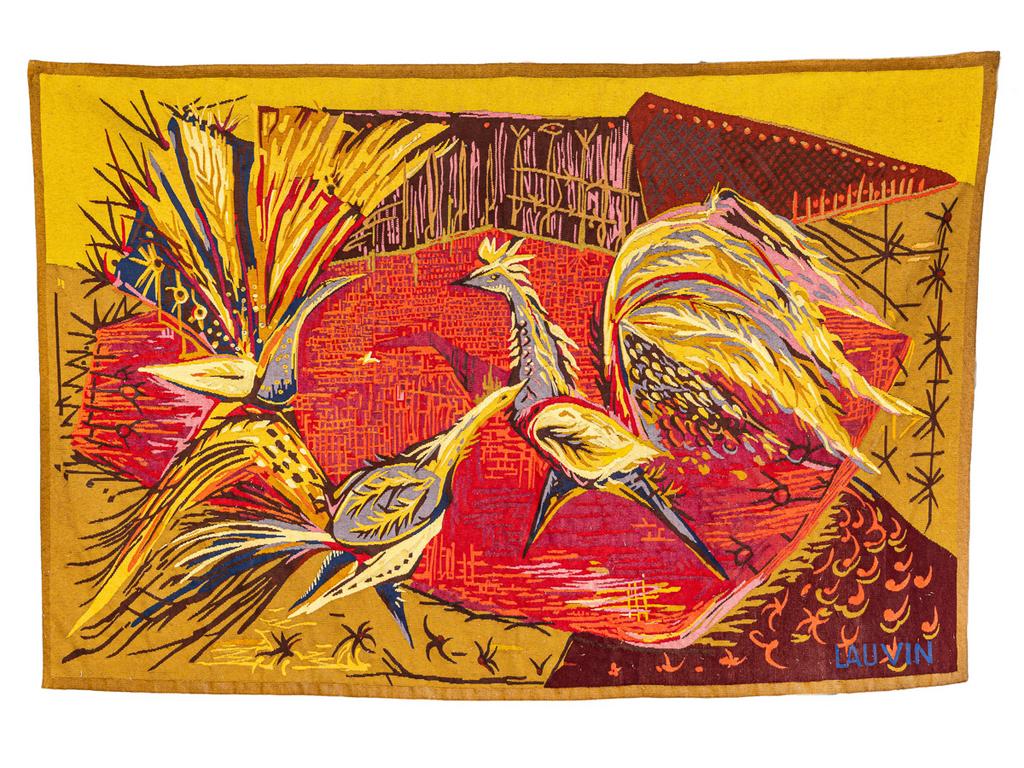 François LAUVIN ((1927-2014) Peintre-cartonnier : « Le Combat des gallinacés ». Tapisserie de lice , probablement réalisée à Aubusson. Laines de couleur. Signé LAUVIN en bas à droite dans la trame.