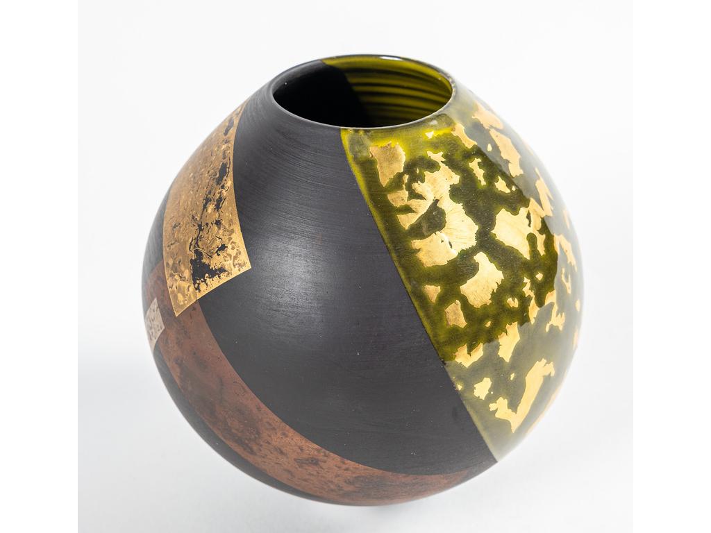 Tony LAVERICK (NE EN 1961) : Vase ovoïde à large col annulaire. Epreuve en céramique , la surface recevant des décors de feuilles dargent et or. Monogrammé T.L. et daté (20)10 sous la base. Hauteur : 13 cm. Expert : Emmanuel EYRAUD.