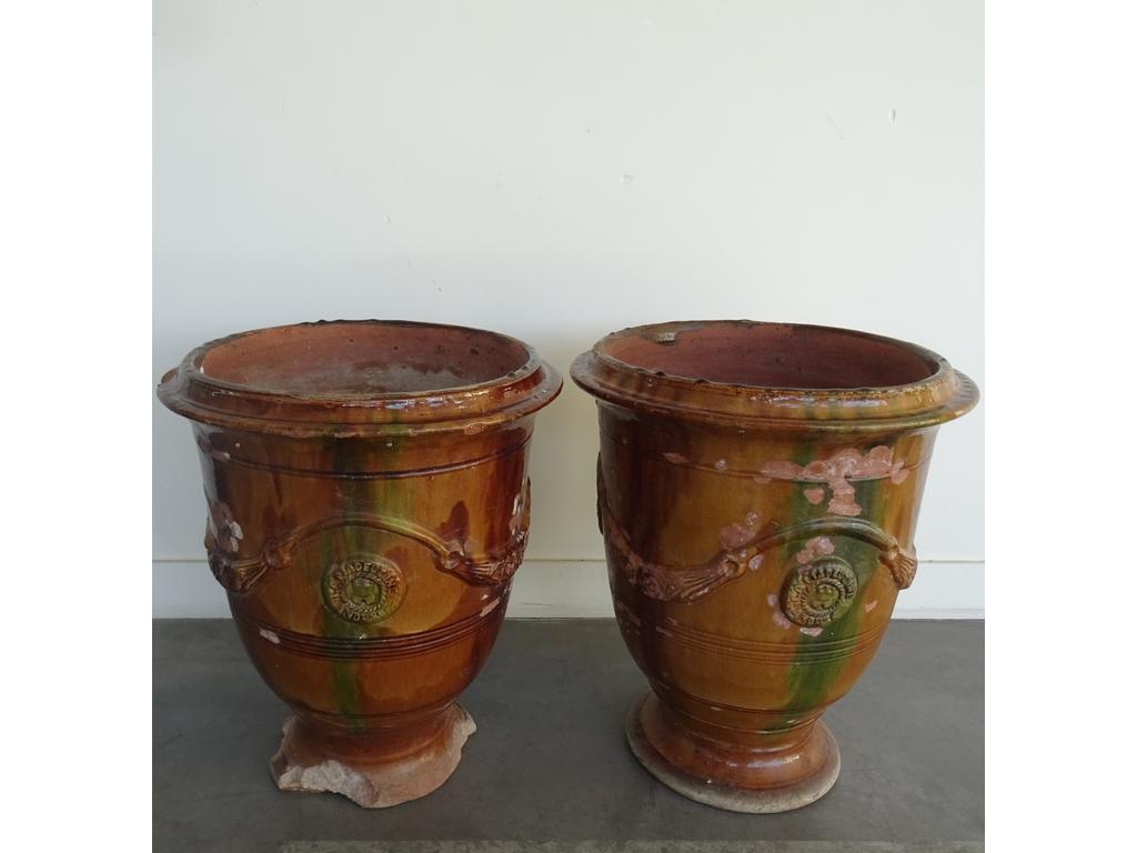 ANDUZE - LA MADELEINE : Paire de petites jarres en terre cuite émaillée. Hauteur : 54 cm (pieds cassés)