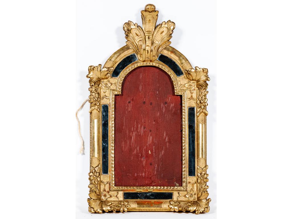Cadre en bois sculpté et doré orné de parecloses et à décor de fleurs, feuillages et panaches. Epoque fin XVIIIème siècle. (Redoré). Dim : 69 x 38 cm.