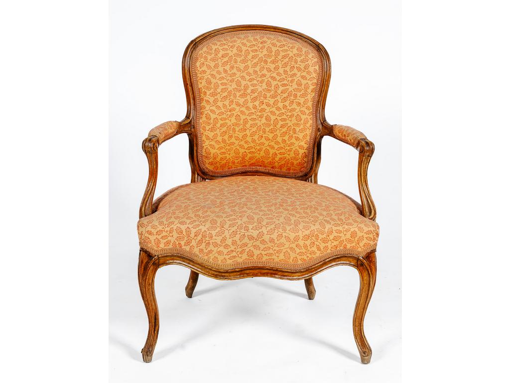 Fauteuil cabriolet de style Louis XV en hêtre mouluré. Epoque XIXème siècle.
