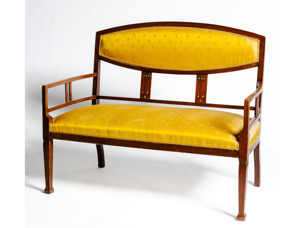 Petit canapé d'époque Art nouveau en acajou et bois. Dossier à décor marqueté de laiton et de nacre. Travail étranger début XXème siècle. (Rayures d'usages et petits chocs). Longueur : 120 cm.