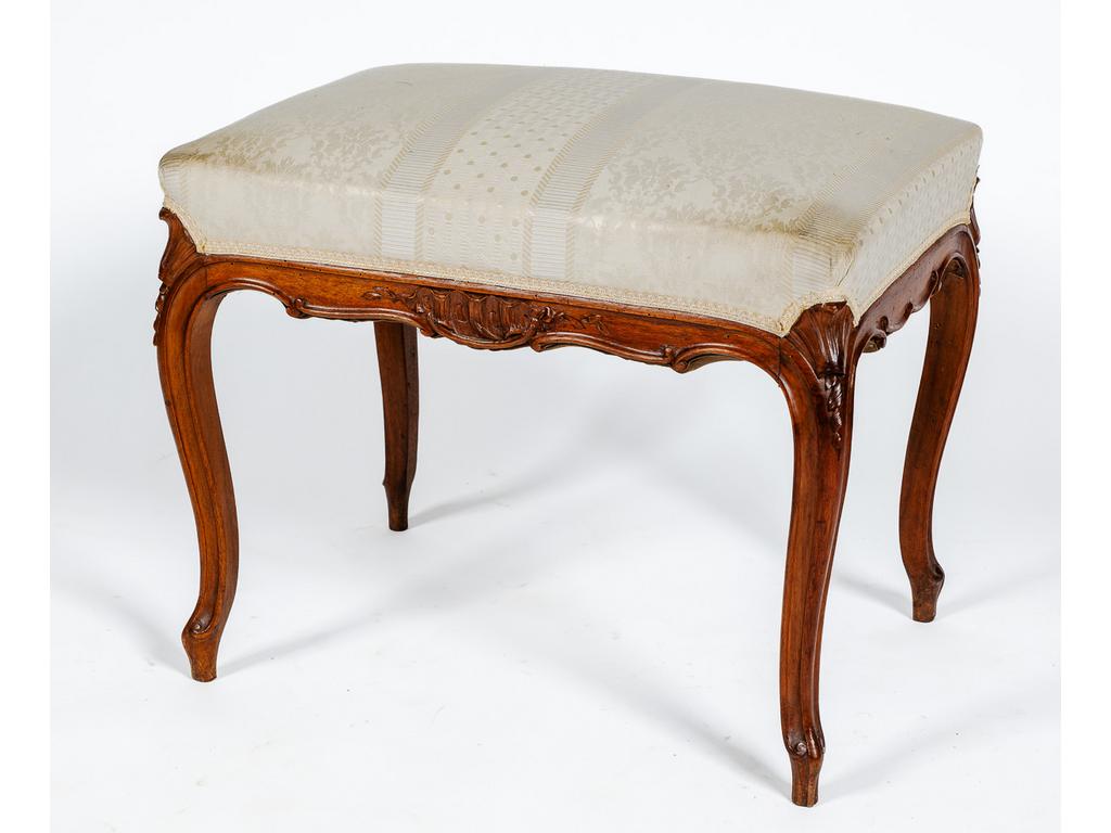 Tabouret de style Louis XV en noyer sculpté et mouluré. Epoque 1900. Dim de l'assise : 62 x 42 cm.