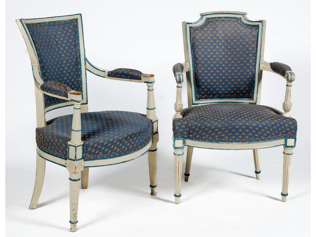 Deux fauteuils laqués blanc rechampis bleu : L'un d'époque Louis XVI, dossier chapeau de gendarme (manque les petits pinacles sur les montants). L'autre d'époque Directoire à dossier trapèze.
