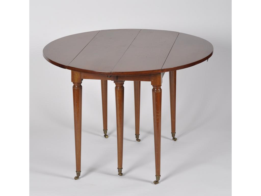 Table de salle à manger en acajou reposant sur six pieds fuselés avec roulettes en laiton. Présenté avec trois rallonges ordinaires. Epoque XIXème siècle. (Chocs et rayures aux pieds). Hauteur : 73 cm. Dim plateau avec rallonges : 220 x 110 cm.