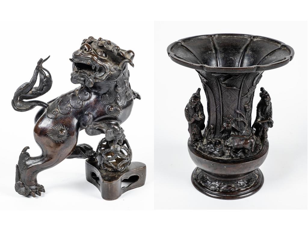 CHINE : Chien de Fô et Vase en bronze à patine brune. Vase à décor de buffles et de personnages. Hauteur Chien de Fô : 24 cm. Hauteur vase : 18 cm, diam : 14.5 cm
