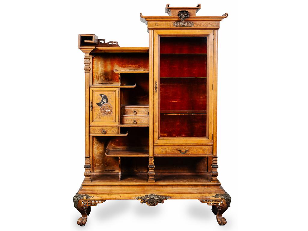Meuble vitrine de style Extrême Oriental ouvrant par quatre tiroirs, un vantail et une porte vitrée. L'ensemble en partie sculpté et ciselé orné de bronze et laiton en partie laqué et incrusté de nacre. Epoque fin XIXème siècle. (Usures et tâches d'usage). Dim : 206 x 145 x 50 cm.