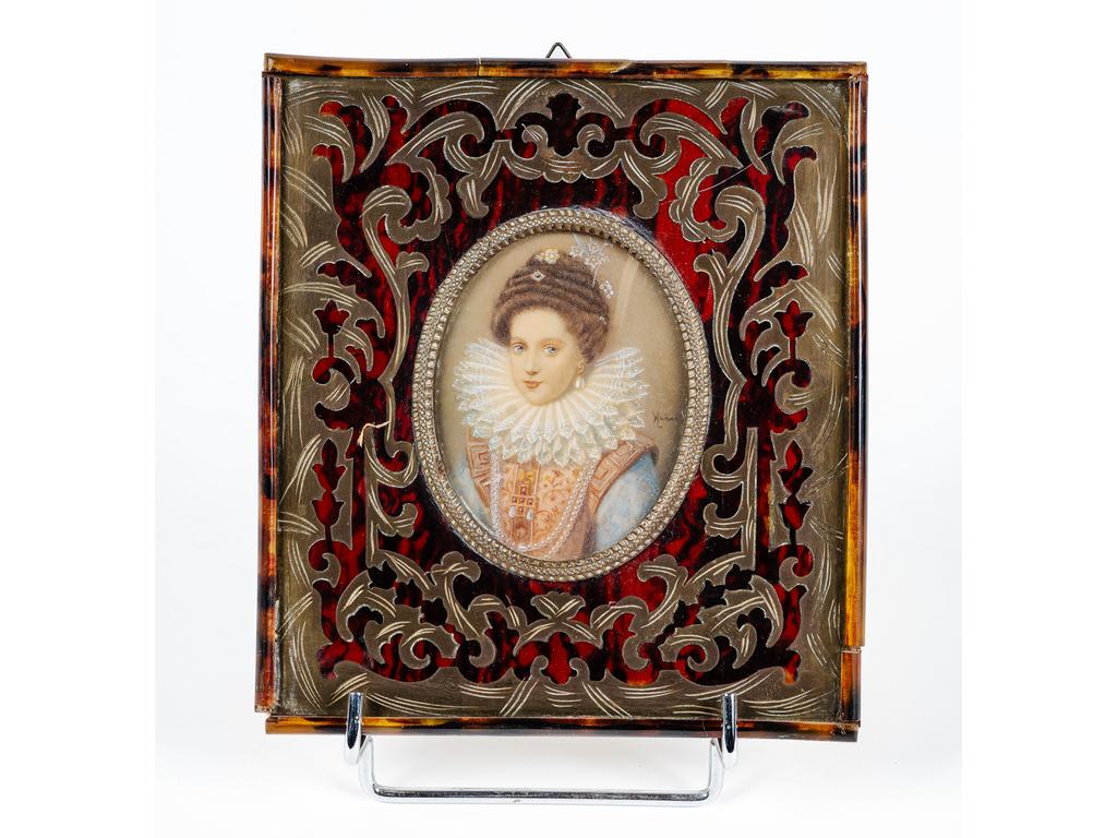 Miniature peinte représentant un portrait de femme à la perle, signé KLEBER, dans un joli cadre à incrustation de laiton sur fond d'écaille. Epoque fin XIXème siècle. (Petites fentes et manques au cadre). Dim : 16.5 x 15 cm.