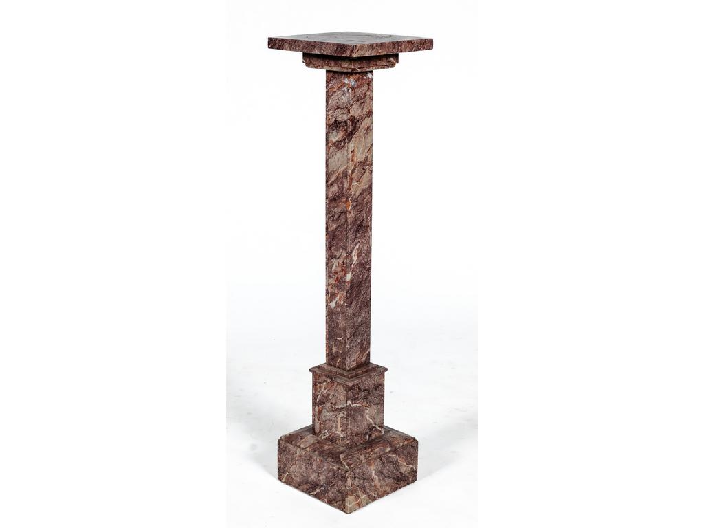 Sellette en placage de marbre rose. Epoque début du XXème siècle. Hauteur : 102 cm. Plateau carré : 24 x 24 cm.