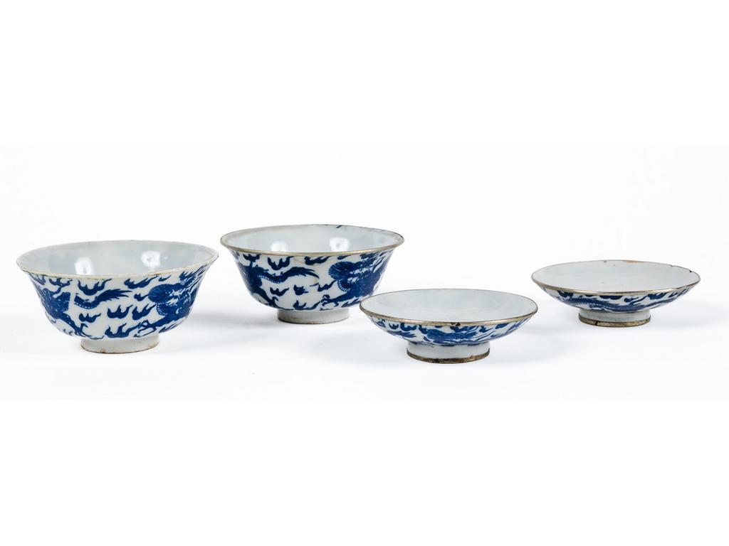 Asie du Sud-Est : Deux petits bols et deux petites soucoupes en porcelaine à décor imprimé de dragons. L'ensemble cerclé de métal, à l'exception d'un bol. (Petits chocs et fêles). Diamètre des bols : 10 cm.
