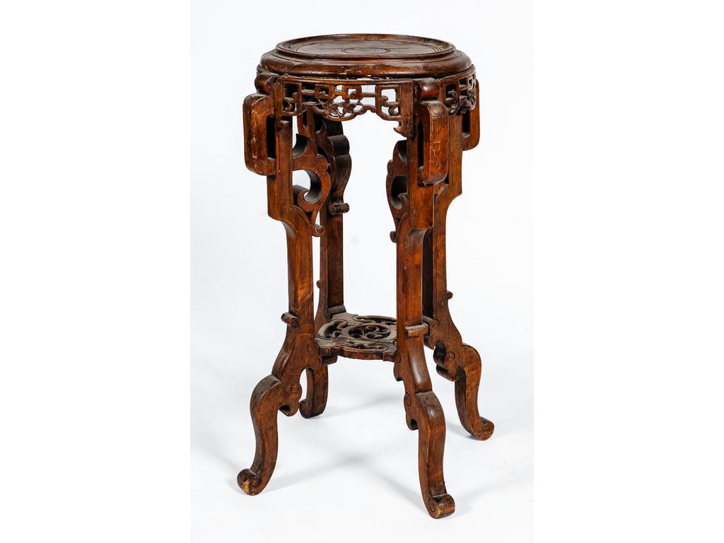 Deux sellettes de style Extrême Oriental en bois sculpté et ajouré d'époque 1900. (Fentes et usures). Hauteurs : 83 et 87 cm.