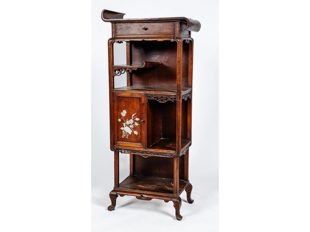 Petit meuble de rangement de style Extrême Oriental ouvrant par un tiroir et un vantail, ce dernier incrusté d'une composition en os (oiseau restauré avec de la résine). Epoque 1900. (Nombreuses tâches et soulèvements). Dim : 147 x 63 x 35 cm.