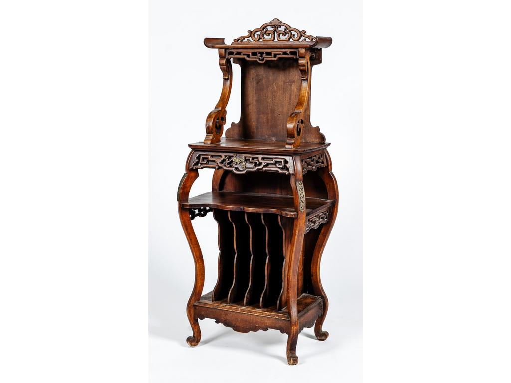 Petit meuble à partitions de style Extrême Oriental en bois sculpté et ajouré ouvrant par un tiroir en ceinture en laiton. Epoque 1900. (Tâches et parties vermoulues). Hauteur : 135 cm.