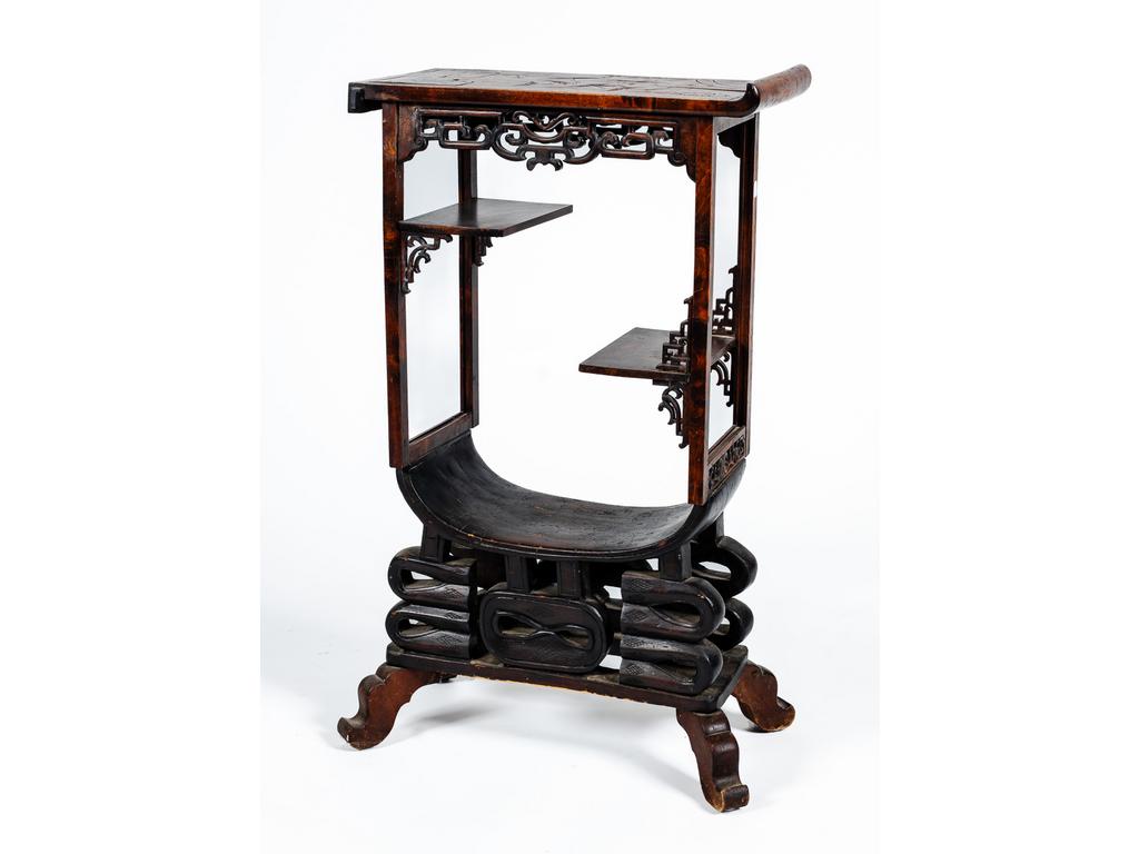 Petite étagère de style Extrême Oriental en bois sculptée, plateau à décor ciselé et incrustation de nacre. Epoque 1900. (Chocs, tâches et petits ornements recollés). Dim : 95 x 54 x 27 cm.