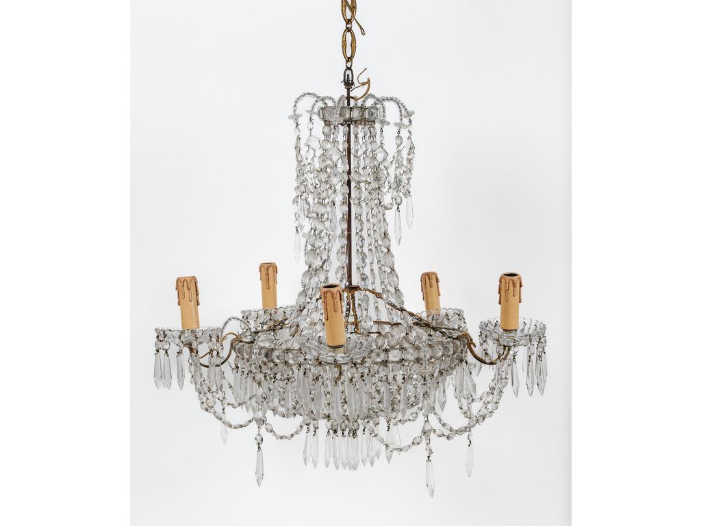 Lustre Montgolfière orné de pampilles éclairant par cinq bras de lumière. (Petits manques). Hauteur sans la chaîne : 62 cm.