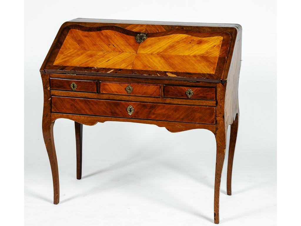Bureau de pente d'époque Louis XV en bois de placage ouvrant par trois tiroirs sur deux rangs et un abattant violonné découvrant six petits tiroirs en gradins et un pupitre gainé de cuir doré. Il repose sur quatre petits pieds cambrés. (Nombreux accidents, manques et restaurations au plateau, compas d'abattant modifié, sans clé). Dim : 97 x 96 x 49 cm.