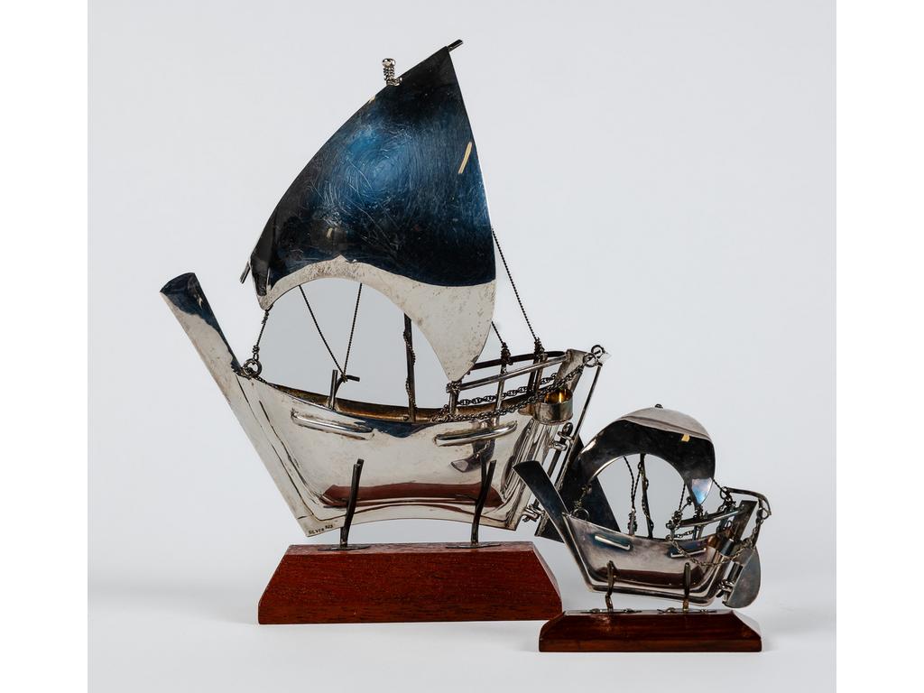 Deux petites maquettes de caravelles en argent étranger (925 millièmes). Reposant sur des petits socles en bois. (En règle). Poids net : 113 gr. Dim : 15 x 15 cm et 5.5 x 8 cm.