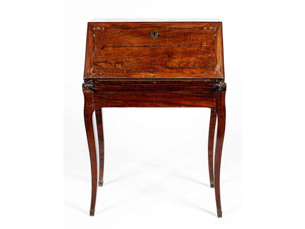Petit bureau dos d'âne d'époque Louis XV en bois de placage, ouvrant par un tiroir latéral et un abattant découvrant quatre petits tiroirs en gradin. (Restaurations, fentes, trous de xylophages, manque la serrure). Dim : 93.5 x 64.5 x 39.5 cm.