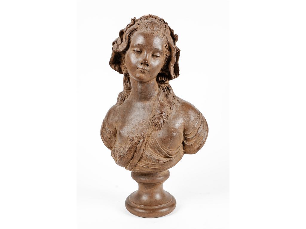 Sujet en terre cuite patinée représentant une jeune femme en buste. Epoque XIXème siècle. Hauteur : 60 cm. (petits éclats au sommet de la coiffure)