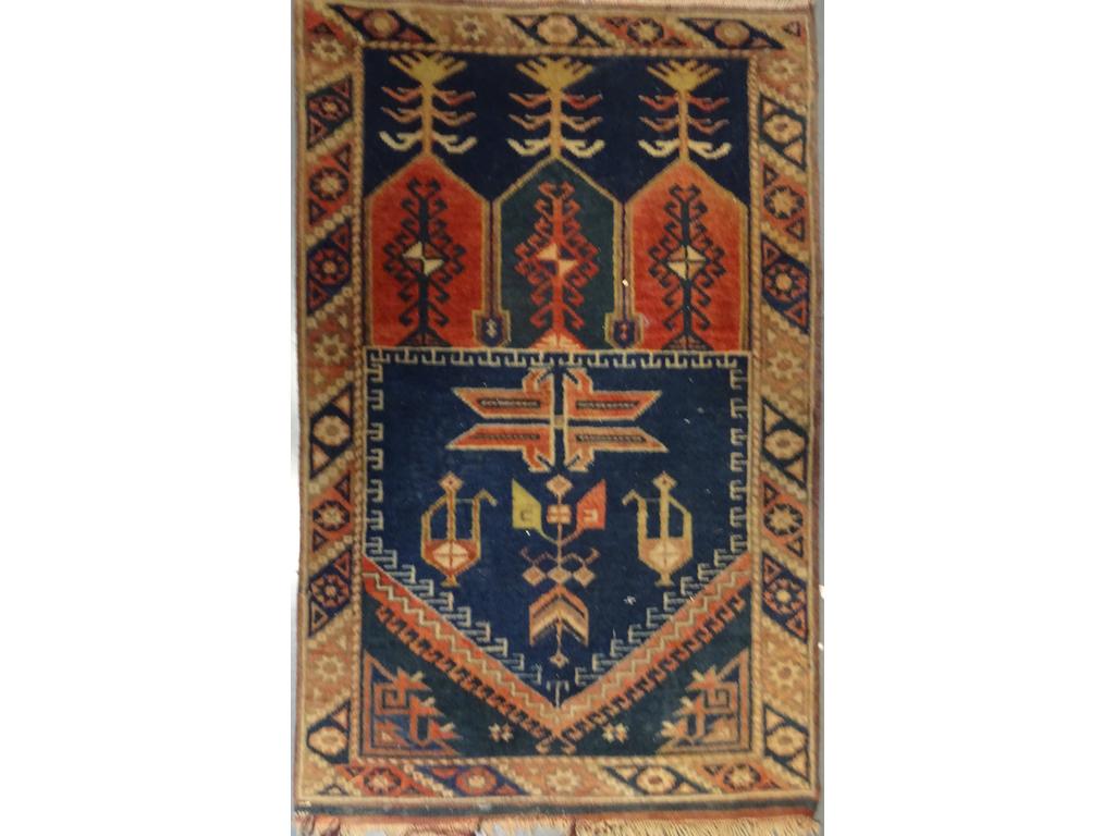 PAKISTAN : Petit tapis de prière en laine à décor géométrique. (Usures aux franges). Dim : 126 x 76.5 cm.