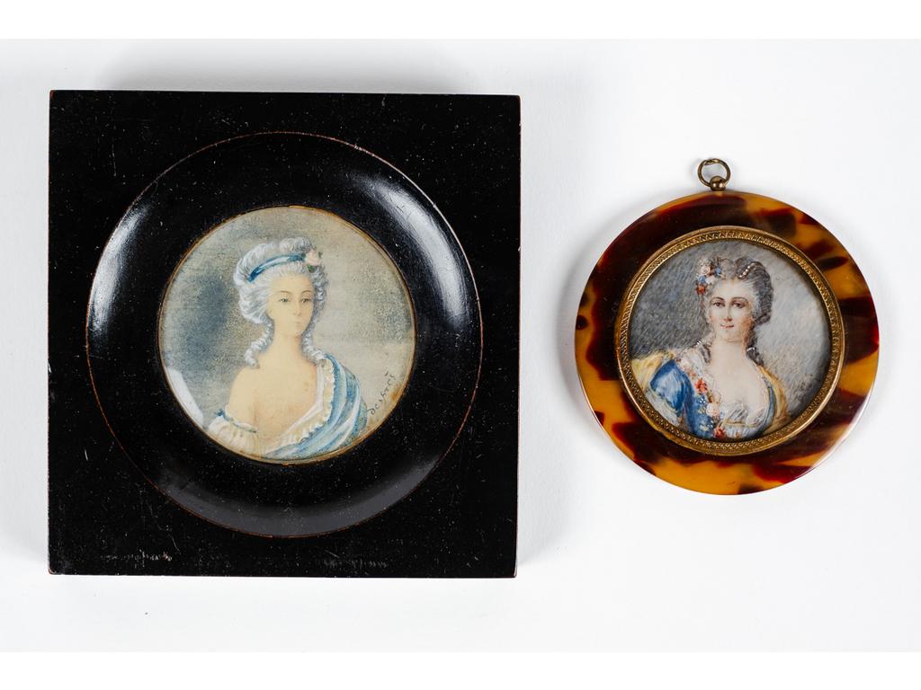 Deux miniatures peintes représentants des portraits de femmes dont un signé DESPRES. Epoque XIXème siècle. Diamètre : 5.5 cm et 4.5 cm.