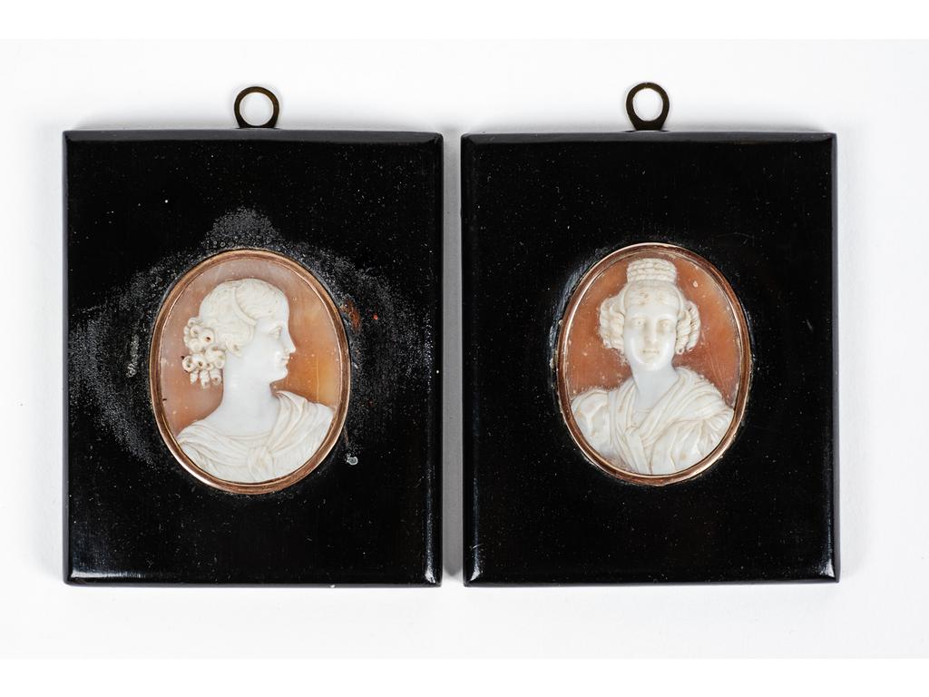 Deux camées représentants des portraits de femme enchâssée dans des cadres en bois noirci. (Un cadre abîmé). Dim des cadres : 9 x 7.5 cm.