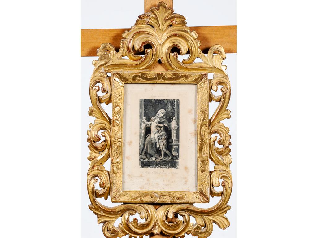 Joli petit cadre ajouré en bois sculpté et doré à décor de rinceaux feuillagé. Epoque XVIIIème siècle. (Infimes éclats). Dim : 42.5 x 26.5 cm.