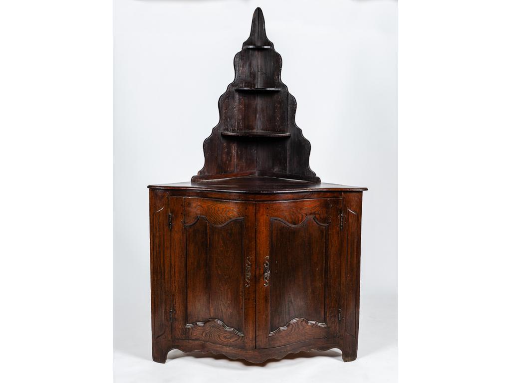Encoignure à façade galbée en chêne mouluré ouvrant par deux vantaux. Epoque XVIIIème siècle. (Fentes). Dim : 100 x 119 x 86 cm.