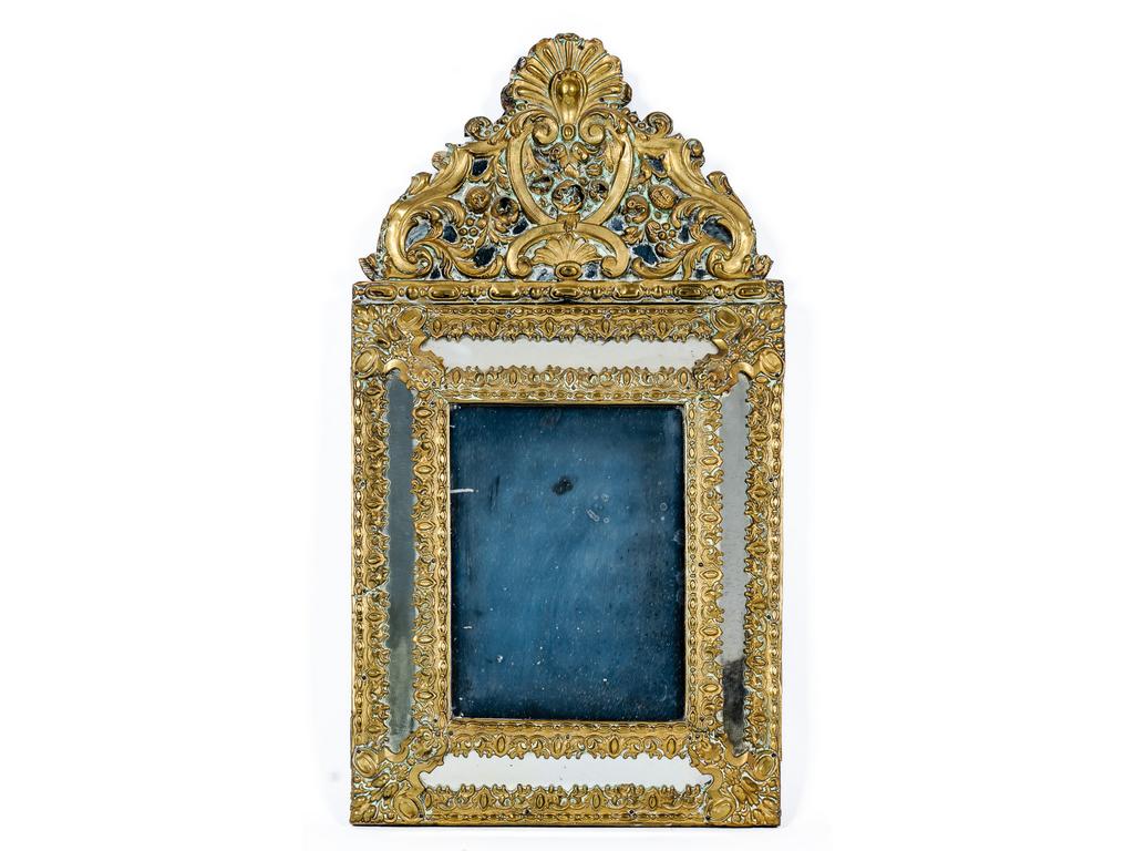 Petit miroir à pareclose de style hollandais en laiton repoussé. (Restaurations). Dim : 57.5 x 31.5 cm