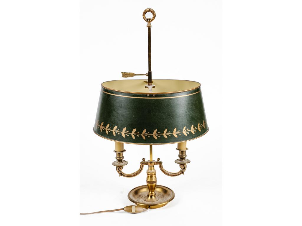 Lampe bouillotte en laiton et bronze éclairant par deux bras de lumière et surmontés d'un abat-jour en tôle laqué vert. Hauteur : 56 cm.