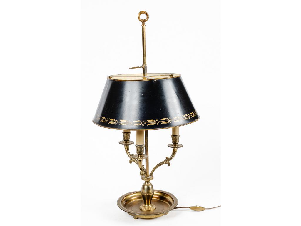 Lampe bouillotte en laiton et bronze éclairant par trois bras de lumière et surmonté d'un abat-jour en tôle laqué vert. (Eclat à l'intérieur de l'abat-jour)