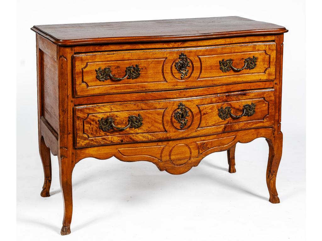 Commode Louis XV en bois naturel mouluré à façade galbée ouvrant par deux tiroirs et reposant sur quatre pieds cambrés à sabot de biche. (Un pied enté, un pied cassé recollé, poignées de tirage postérieures et manque les serrures, fortes piqûres au piétements). Dim : 86 x 112 x 53 cm.