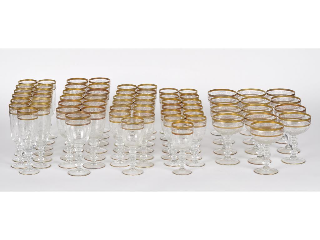Service de verres en cristal taillé et rehauts dorés comprenant : 13 coupes, 13 flutes, 13 verres à eau, 13 verres à vin rouge et 13 verres à vin blanc.