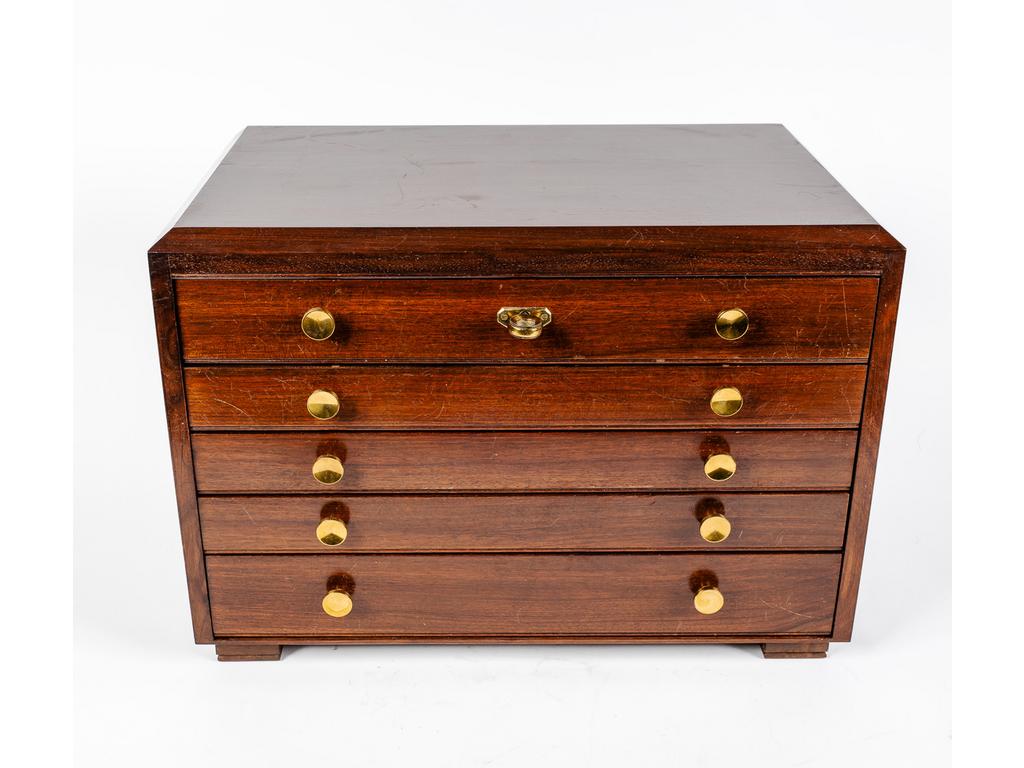 CHRISTOFLE : Ménagère en métal argenté de modèle Malmaison dans un coffret comprenant : 12 grands couverts, 12 petits couverts, 12 grands couteaux, 12 petits couteaux, 12 cuillères à glace, deux louches une pelle à gâteaux, un couteau à beurre, un couteau à fromages, un couvert de service à entremets, 12 couverts à poisson, 12 fourchettes à entremets, 12 cuillères à café, 12 cuillères à moka, un couvert à salade, un couvert de service à poisson, une cuillère à sauce et un couvert de service.