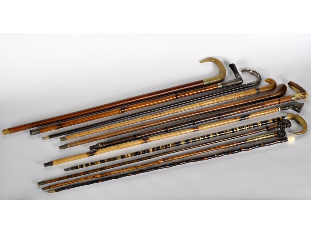 Lot de 11 cannes comprenant : Une canne fusil, une canne à pommeau d'argent, 3 cannes à pommeaux en cornes, une canne à bois de cerf, une canne épée à pommeau en bois sculpté à décor de tête de chien, une canne en bois sculpté à décor de tête de turc, une canne épée marquée 