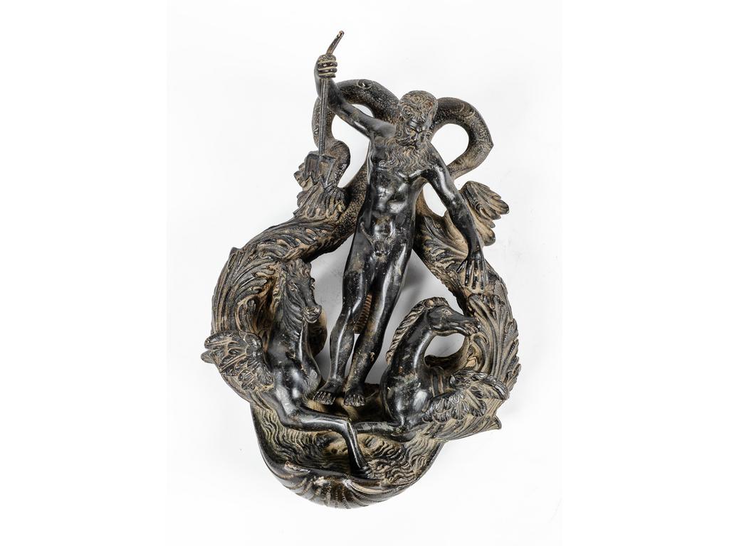 Important heurtoir de porte en bronze patiné figurant le dieu Poséidon flanqué de deux chevaux ailés. (Manche du trident à redresser). Dim : 39 x 28 cm.