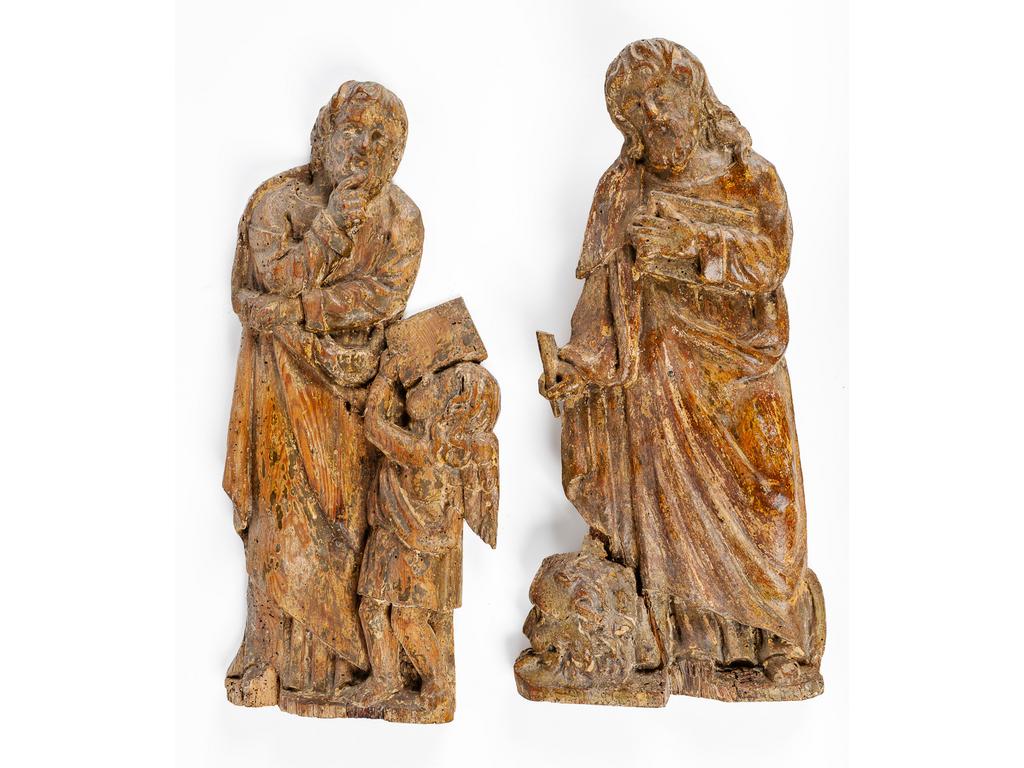 Paire des bas-reliefs en bois sculpté figurant les évangélistes Saint Marc et Saint Mathieu. Epoque XVIIème siècle. Trace de dorure. (Trous de xylophages, manques et restaurations au Saint Marc). Hauteurs : 45 et 46 cm.