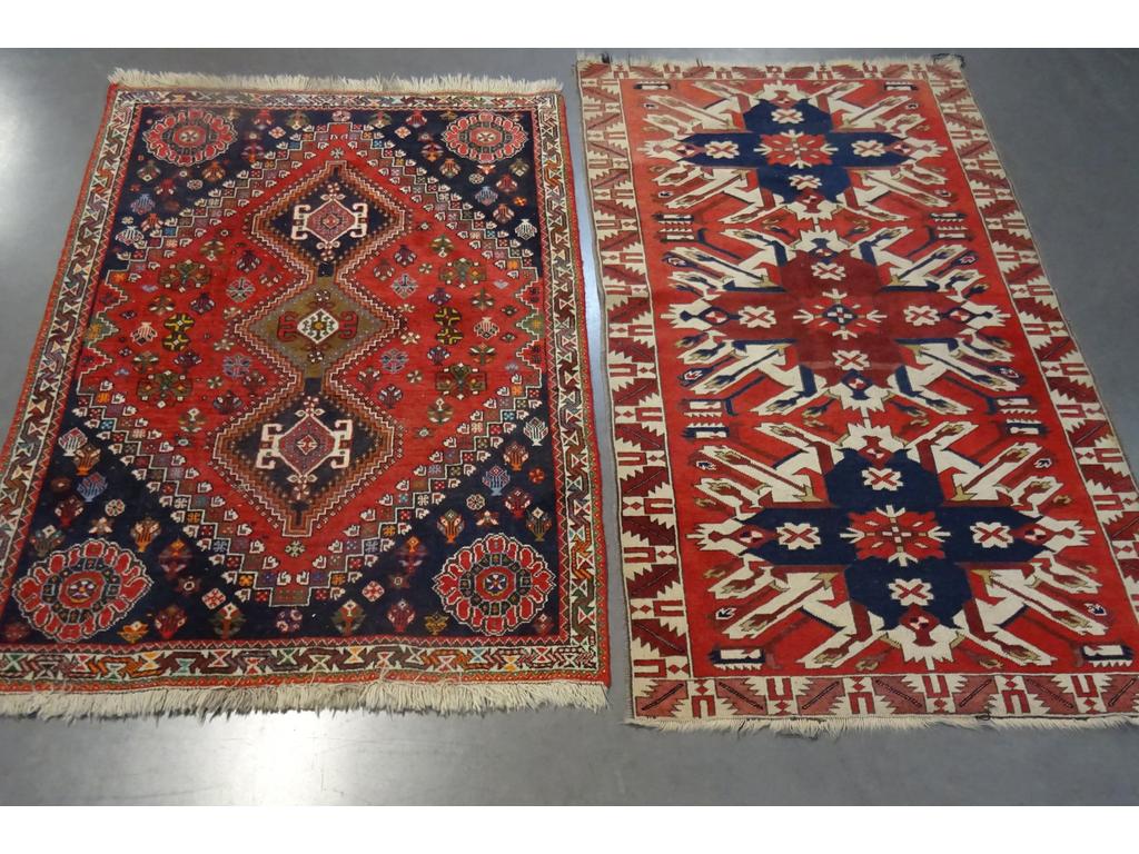 Deux tapis en laine à décor de motifs géométriques. Dim 164 x 114 cm et 188 x 106 cm.