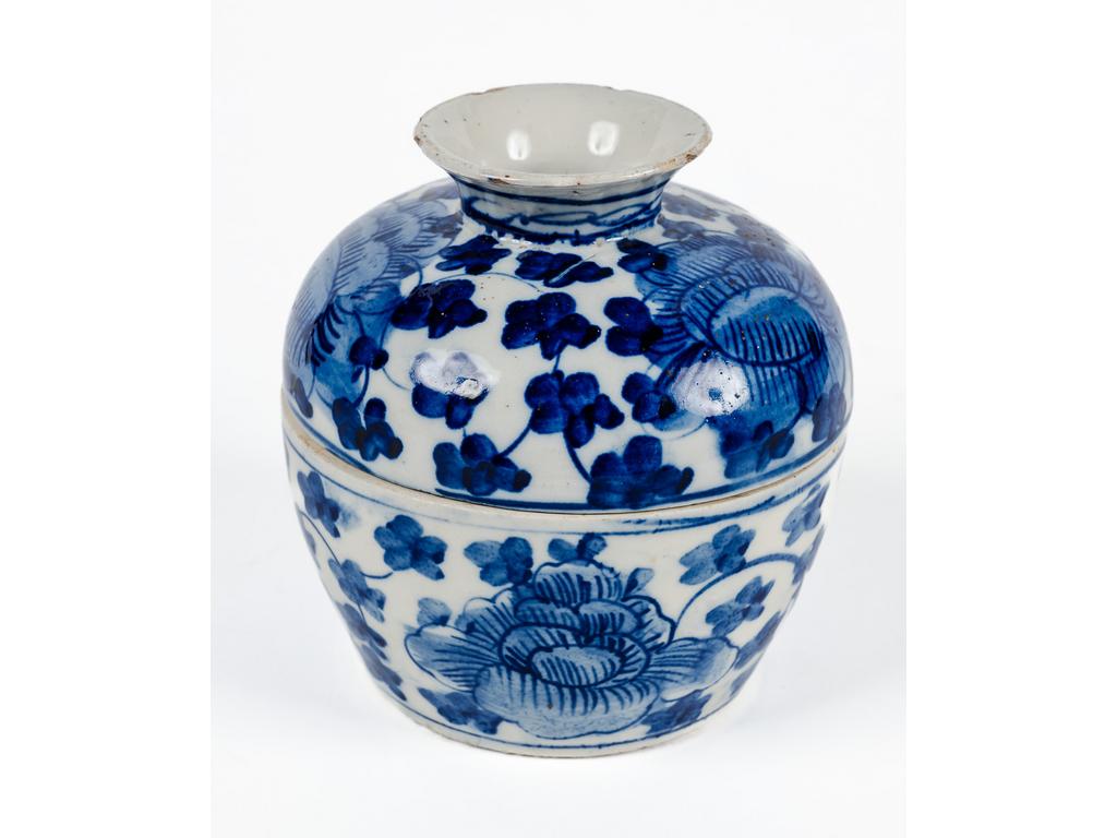 CHINE : pot couvert en porcelaine à décor bleu et blanc de fleurs et feuillages. Vers 1900. (Eclats au fretel). Hauteur : 15 cm.