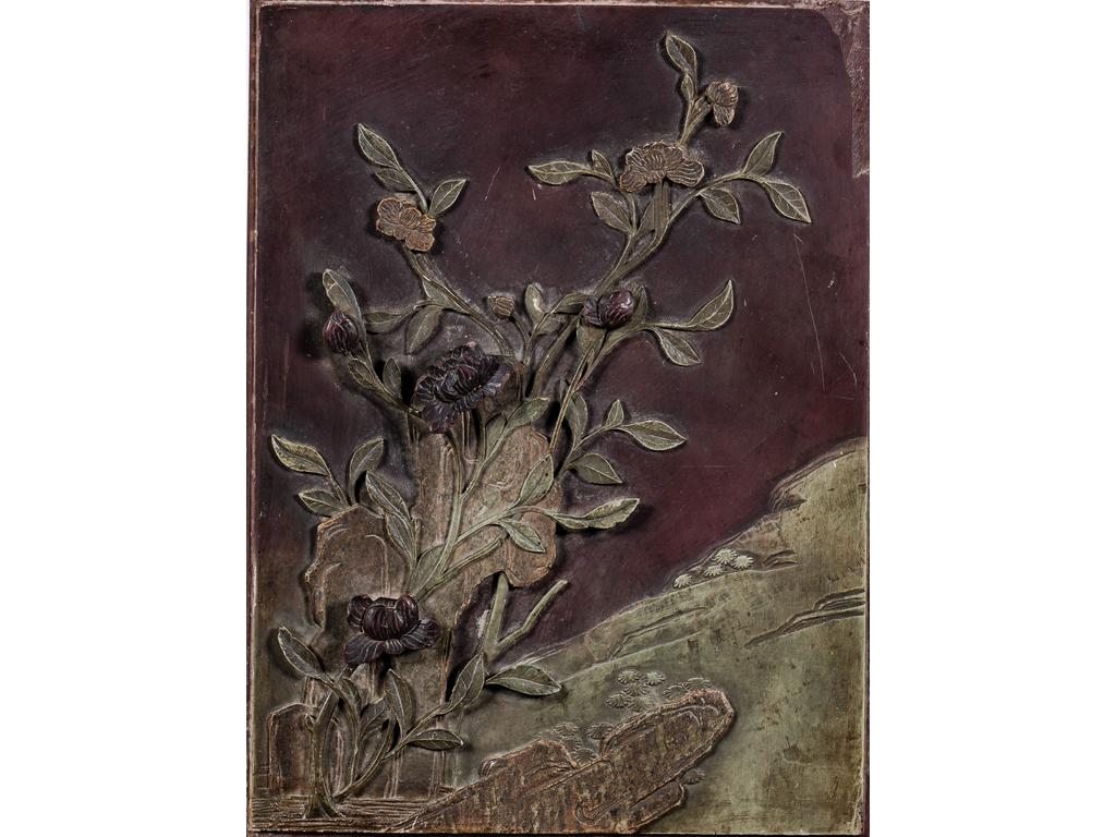 ASIE : Bas-relief en marbre sculpté à décor de fleurs. (Eclats). Dim : 26.5 x 20 cm.
