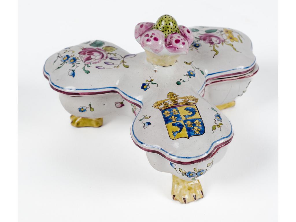 NIDERVILLER : Boîte à épices tripode en faïence polychrome à décor de bouquet et blason surmonté d'un fretel en forme de fleur, reposant sur trois petits pieds griffes de lion. Signé du monogramme du Comte de CUSTINE. Epoque XVIIIème siècle.