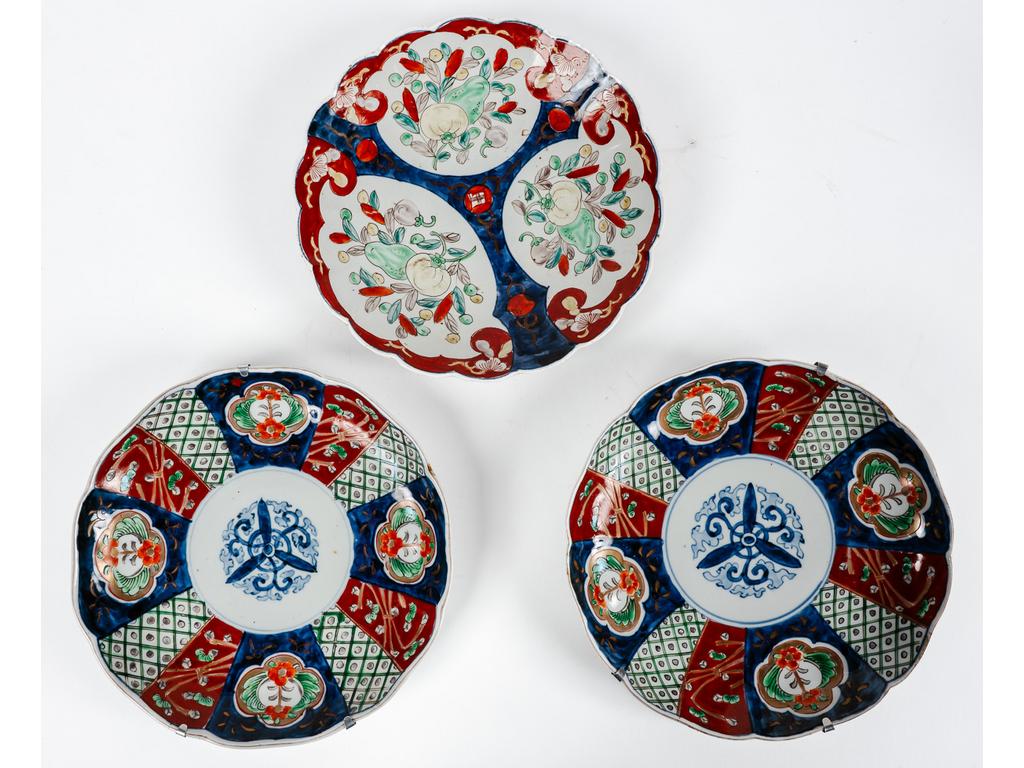 JAPON : Paire d'assiettes en porcelaine à ailes polylobées et à décor Imari. Epoque fin XIXème siècle. On y joint une assiette à décor Imari (avec éclats et fêles). Dim : 24.5 cm.